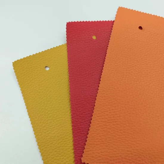 Sofá e bolsa em couro sintético elástico com estampa de lichia e couro PVC